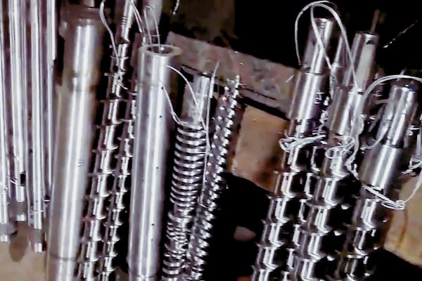 塑料擠出機(jī)機(jī)筒螺桿卡死了怎么辦？一套從應(yīng)急拆解到根本預(yù)防的解決方案